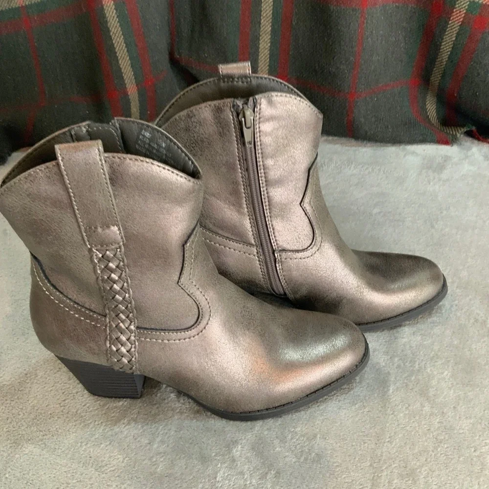 Frye and Co Womens Metallic Pewter Western Ankle Boots Braided Detail Size 7.5M